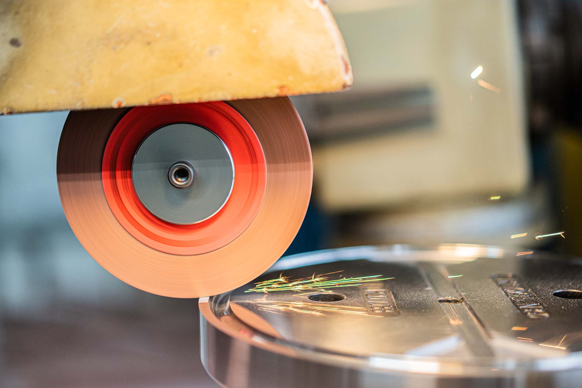 CNC-Fräsen & CNC-Drehen in Berlin und Brandenburg - Motzener Kunststoffe - Schleifen